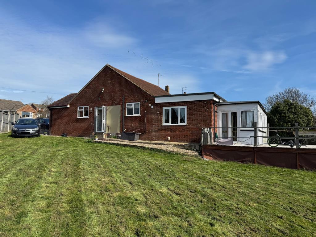 Lot: 124 - DETACHED BUNGALOW ON GOOD SIZE PLOT WITH BRICK OUTBUILDING - Property - side view